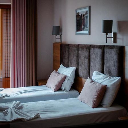 סרנדה Hotel Fron מראה חיצוני תמונה