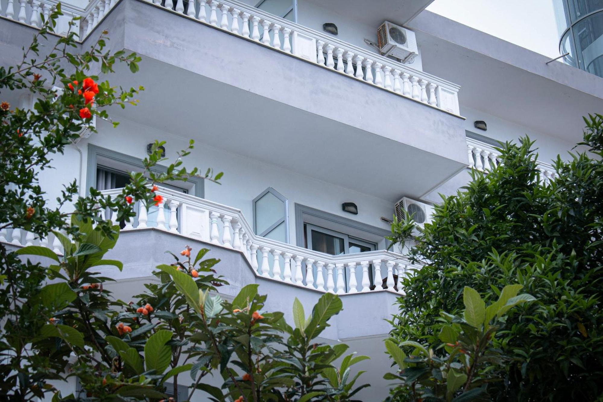 סרנדה Hotel Fron מראה חיצוני תמונה
