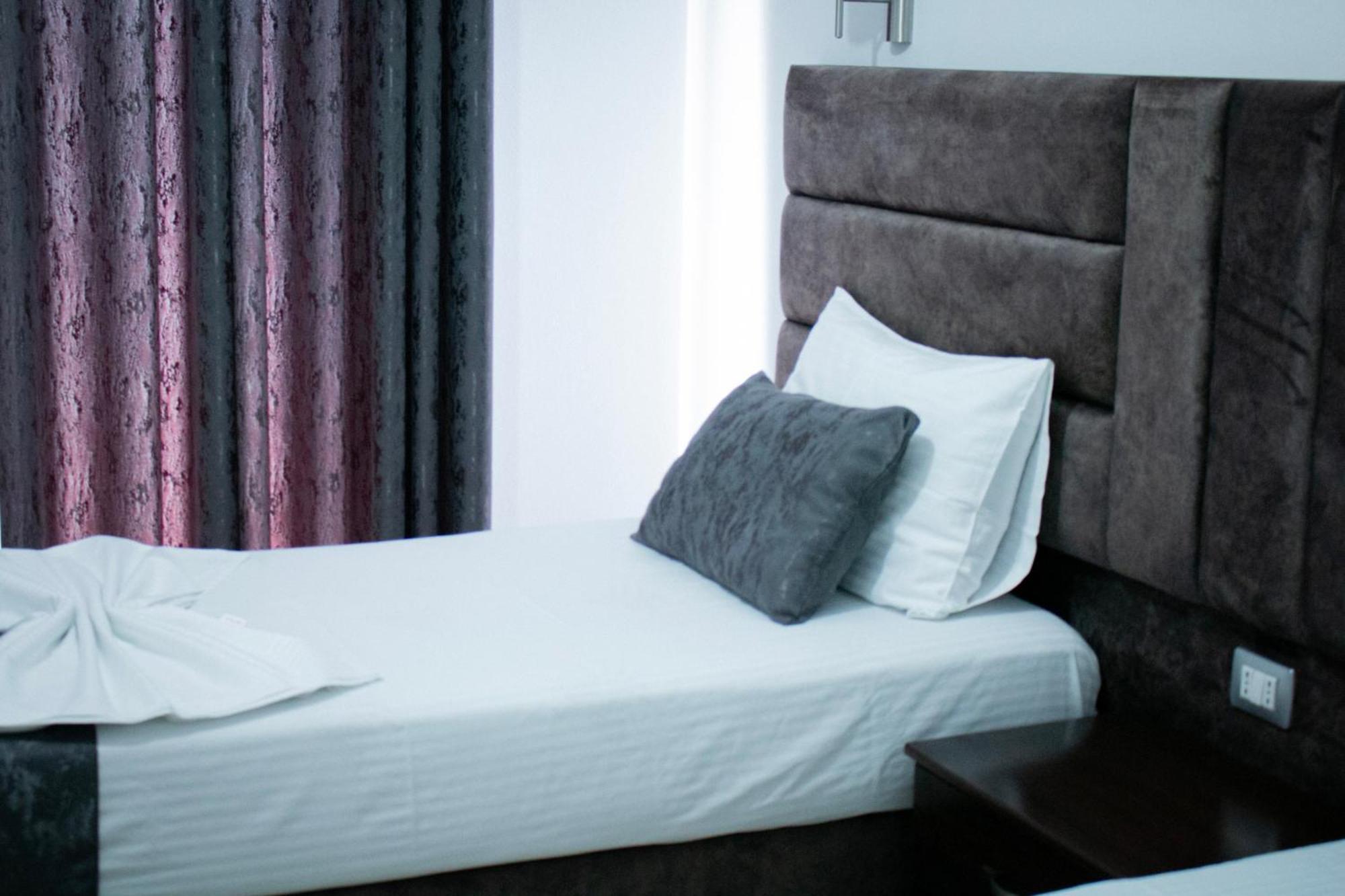 סרנדה Hotel Fron מראה חיצוני תמונה
