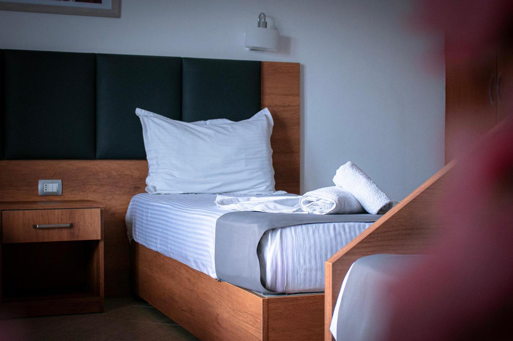 סרנדה Hotel Fron מראה חיצוני תמונה