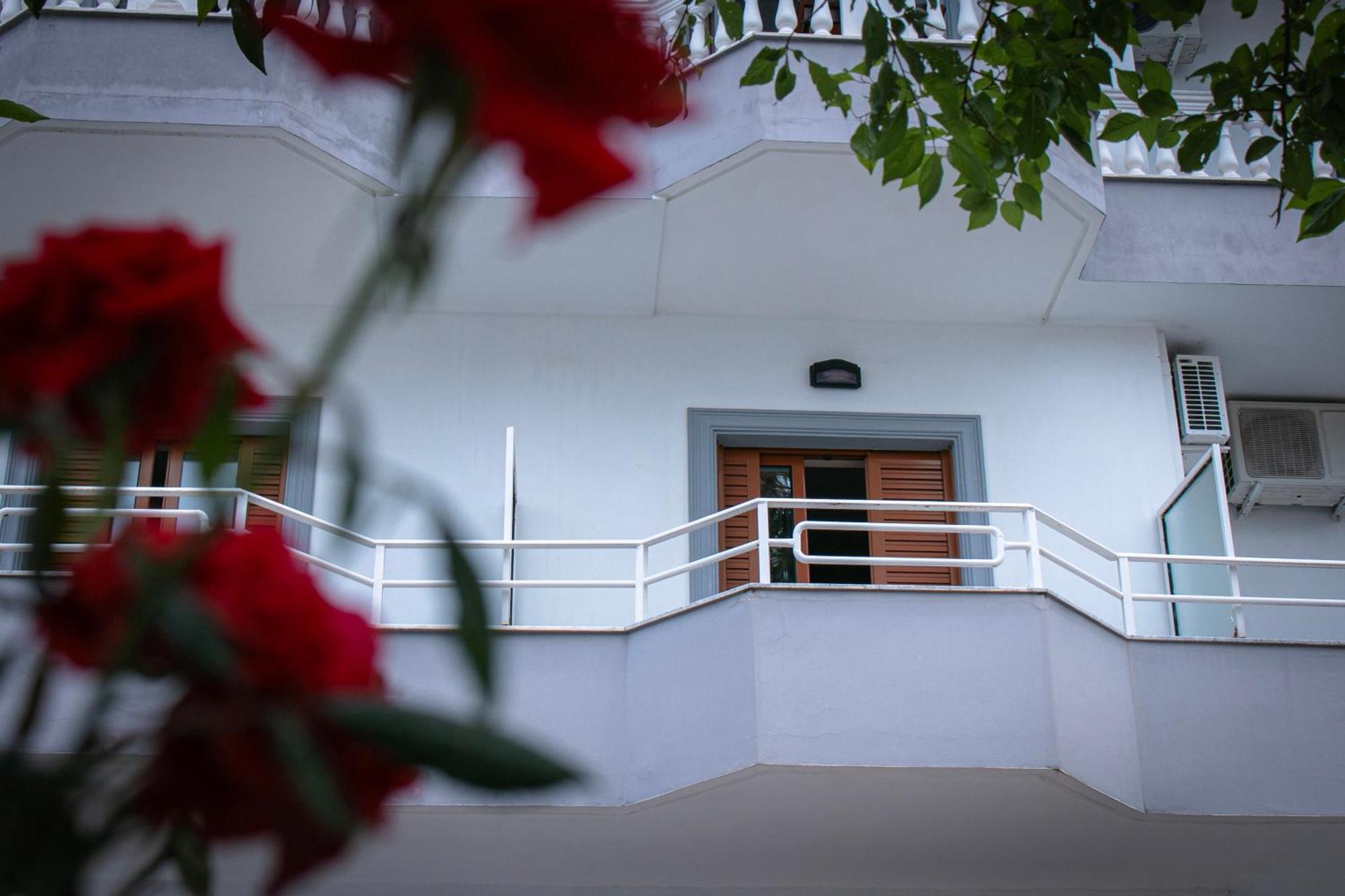 סרנדה Hotel Fron מראה חיצוני תמונה