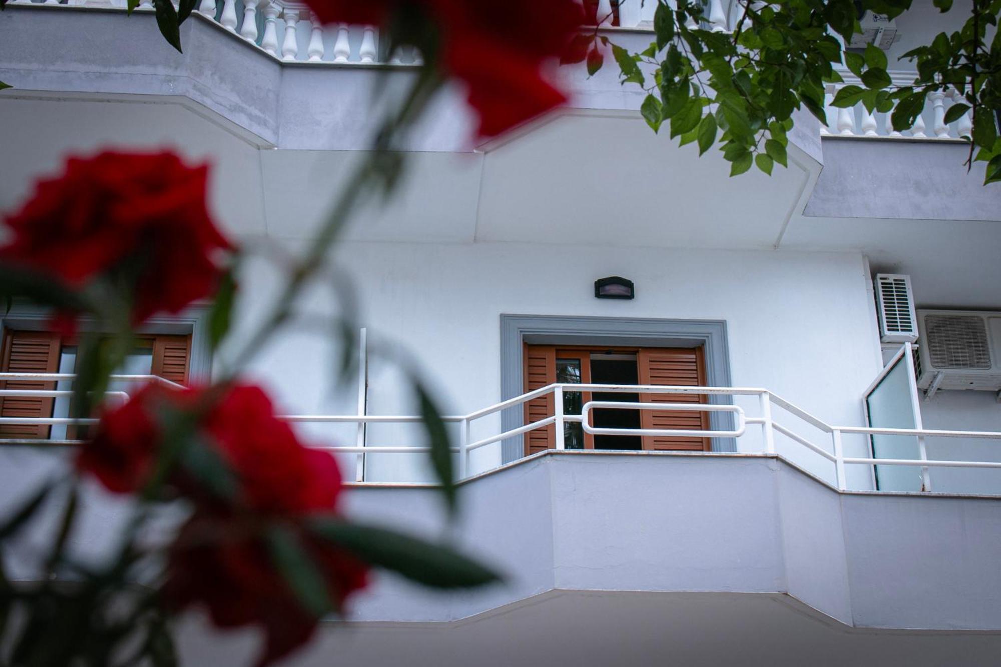 סרנדה Hotel Fron מראה חיצוני תמונה