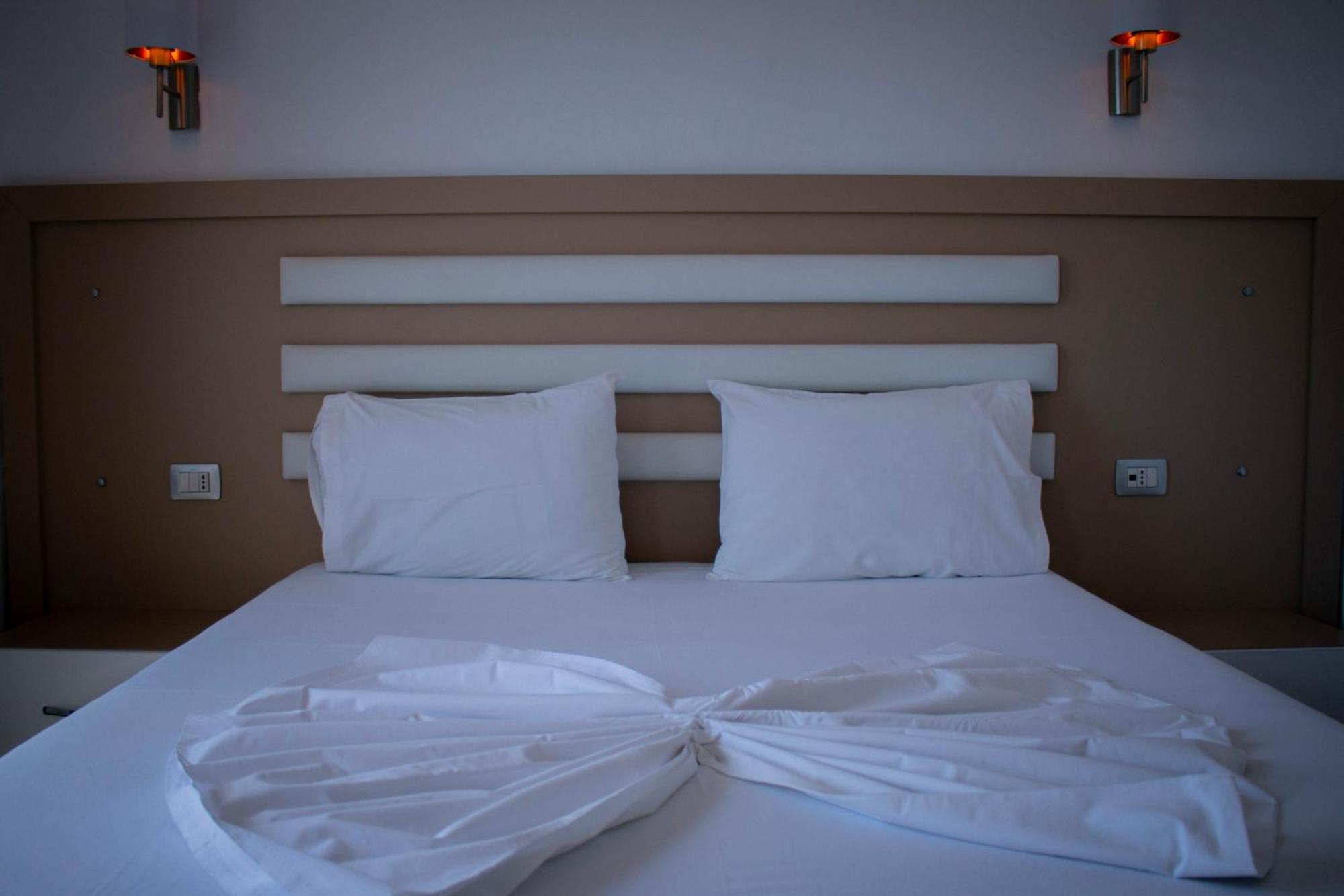 סרנדה Hotel Fron מראה חיצוני תמונה