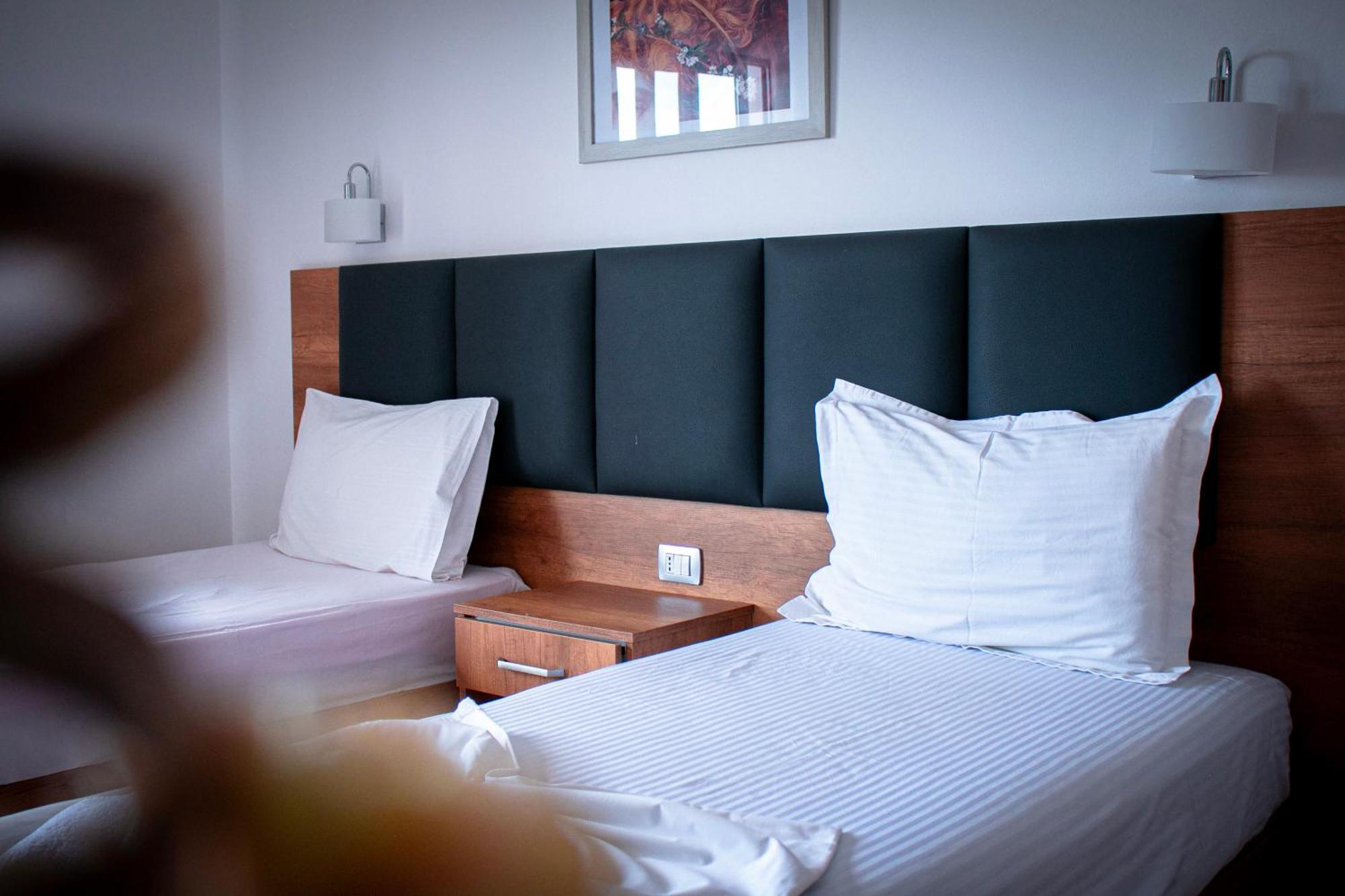 סרנדה Hotel Fron מראה חיצוני תמונה