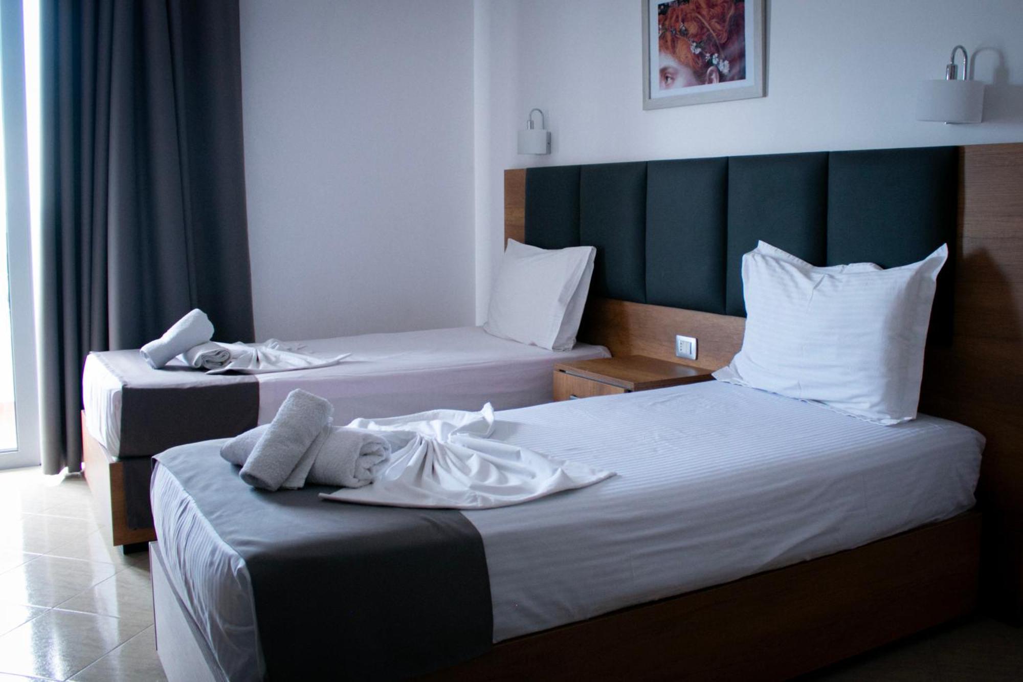 סרנדה Hotel Fron מראה חיצוני תמונה