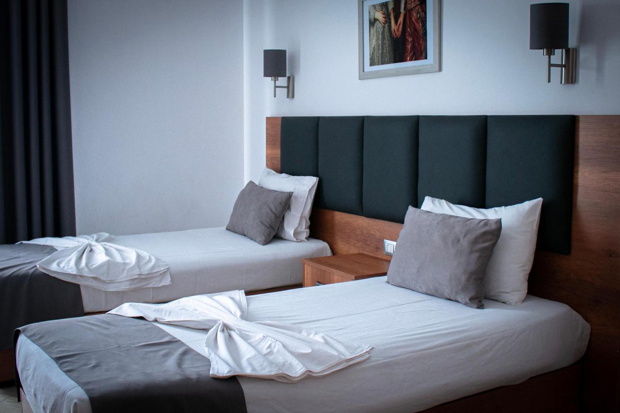 סרנדה Hotel Fron מראה חיצוני תמונה