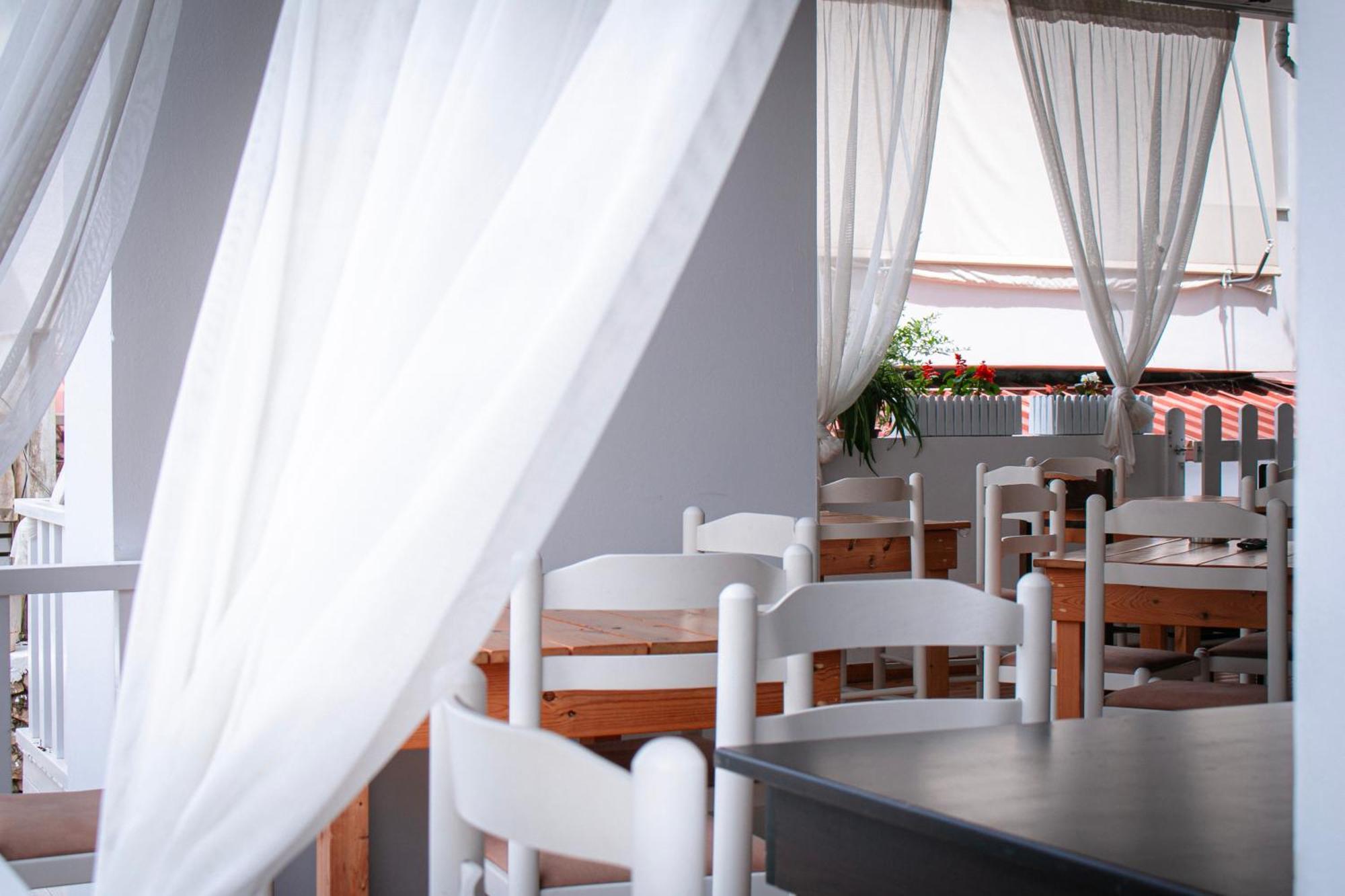 סרנדה Hotel Fron מראה חיצוני תמונה