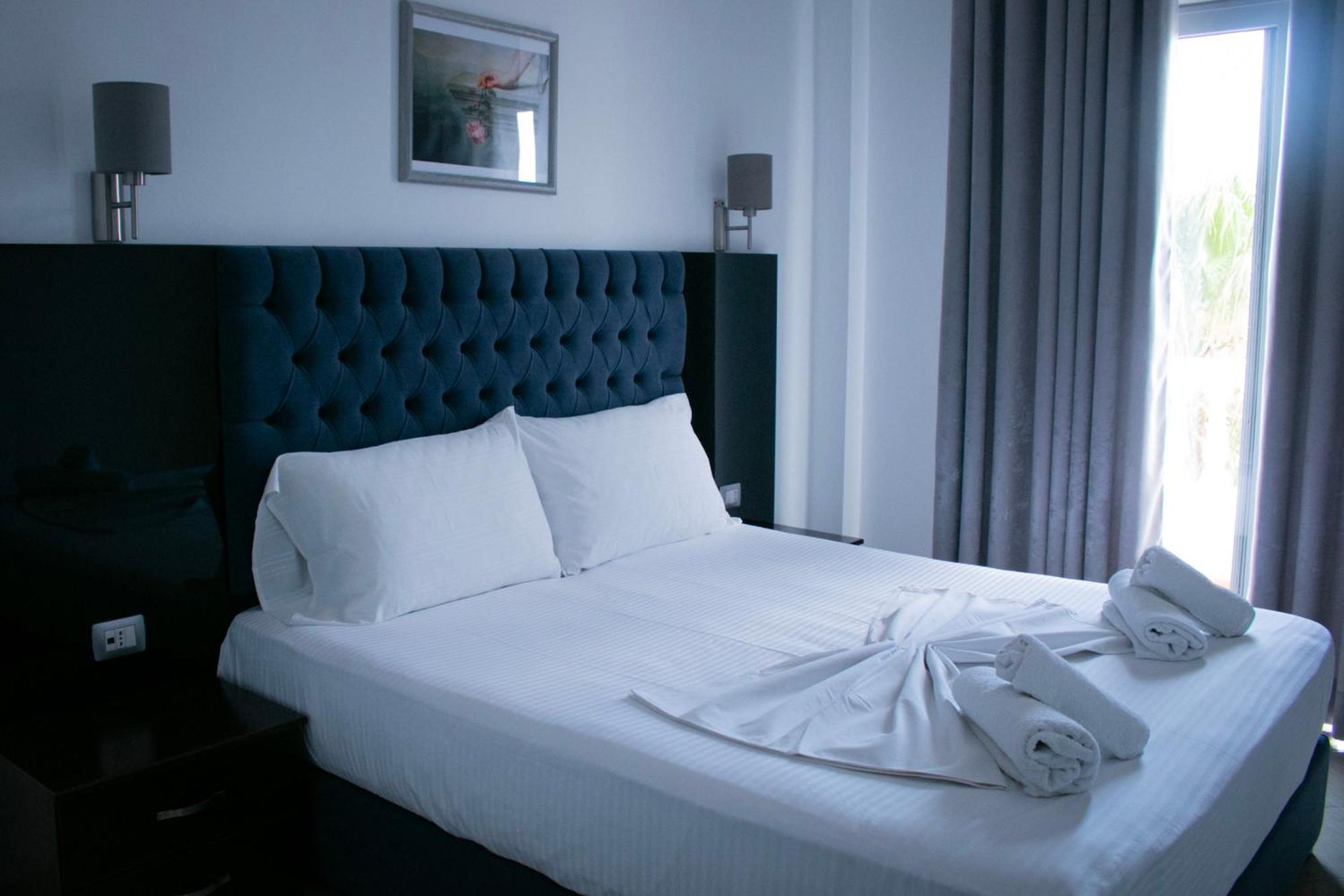 סרנדה Hotel Fron מראה חיצוני תמונה