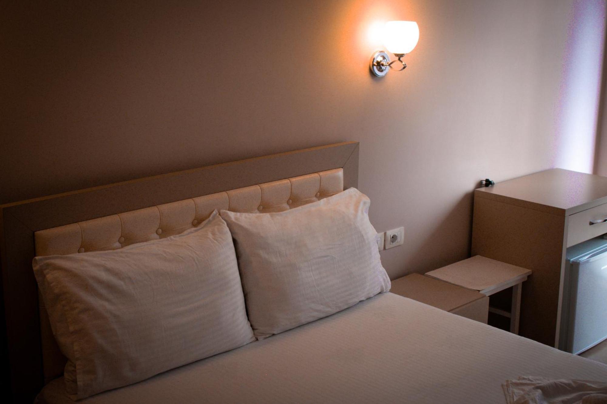 סרנדה Hotel Fron מראה חיצוני תמונה