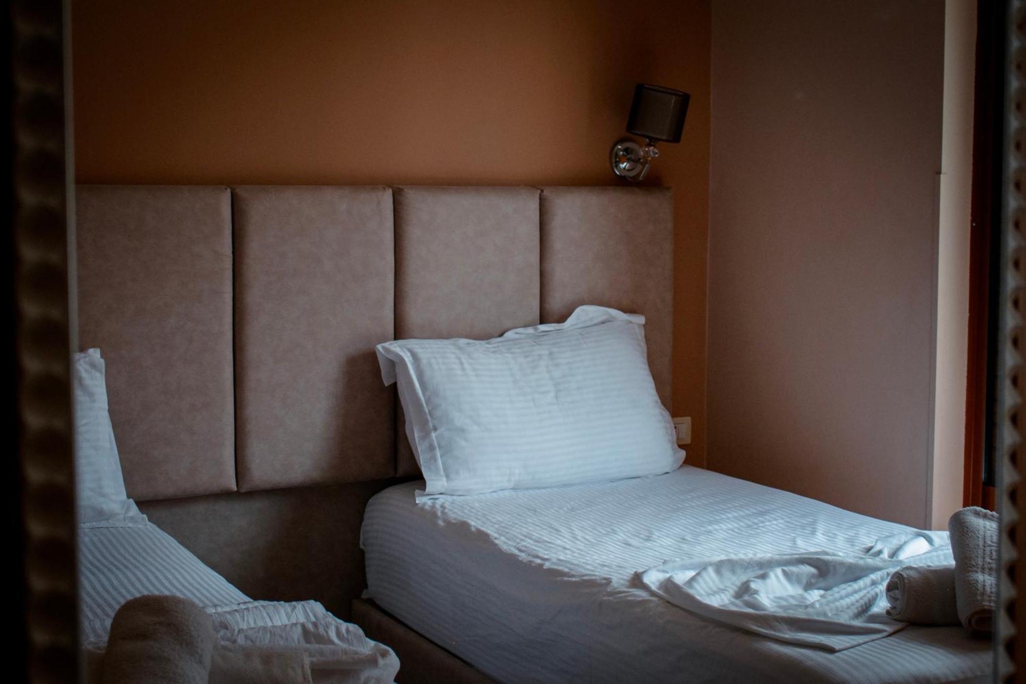 סרנדה Hotel Fron מראה חיצוני תמונה