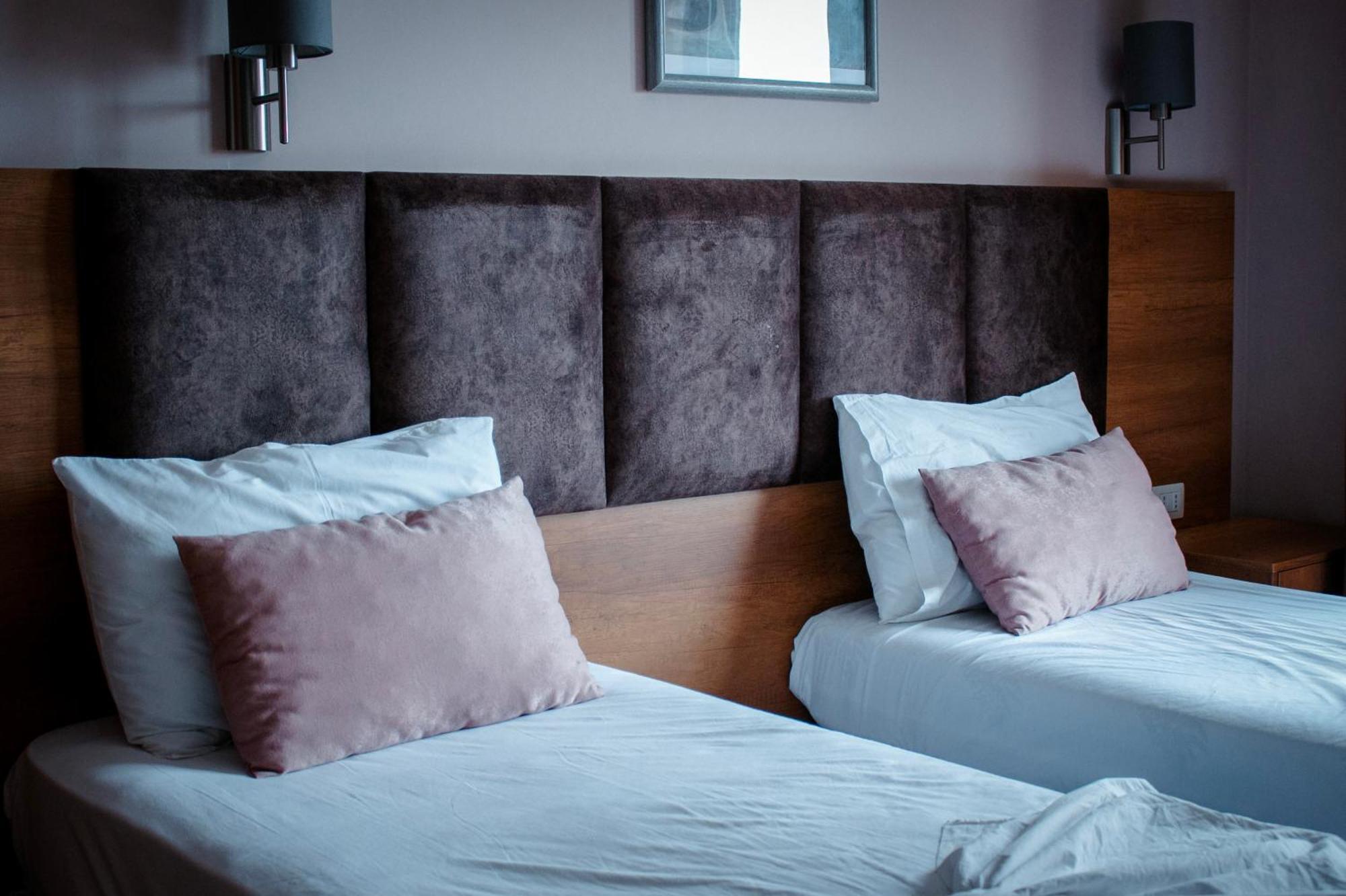 סרנדה Hotel Fron מראה חיצוני תמונה