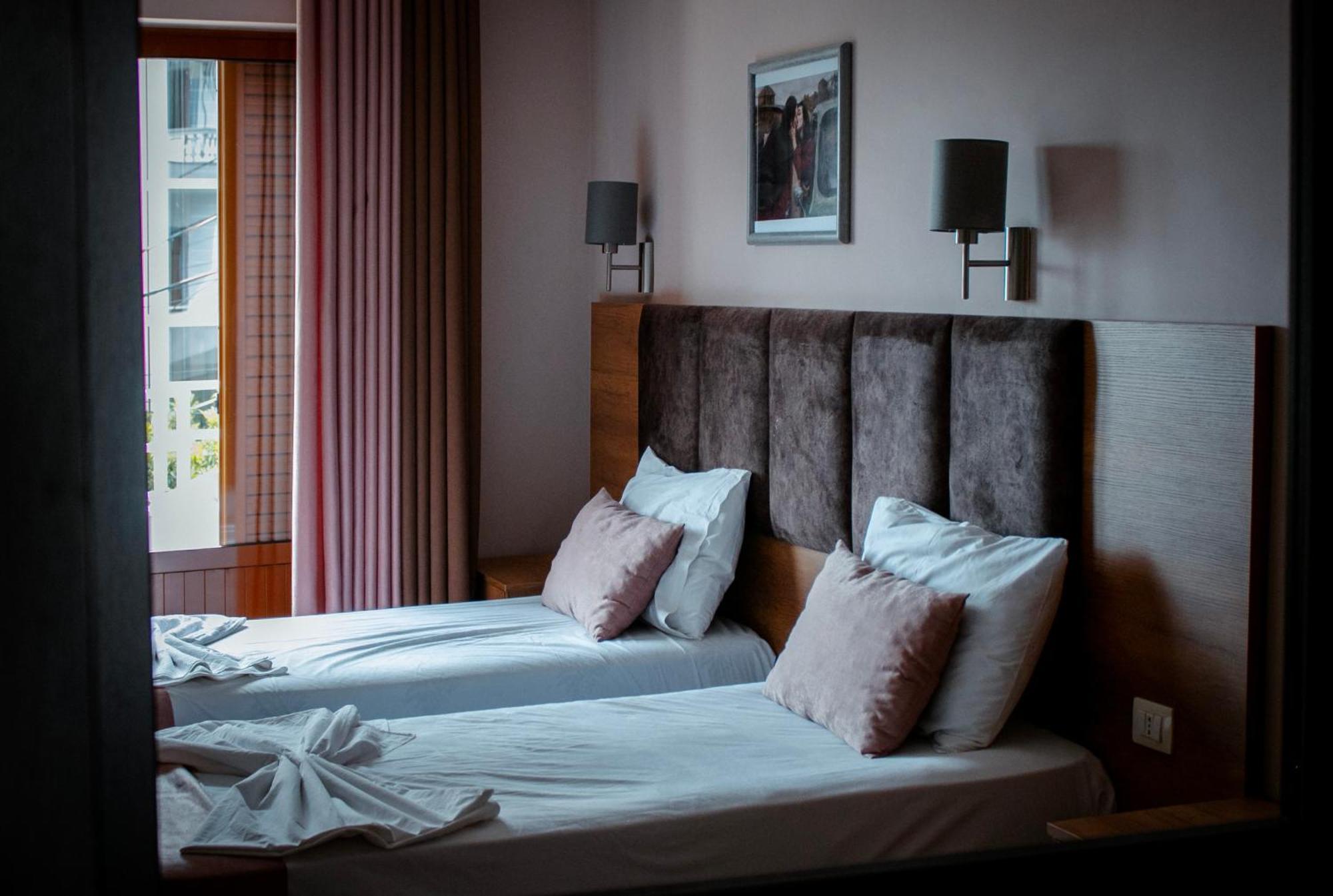 סרנדה Hotel Fron מראה חיצוני תמונה